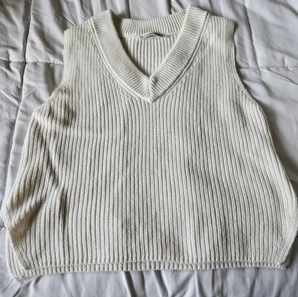 Abercrombie & Fitch White V-Neck Knit Sweater Vest Size Small - Picture 2 of 10